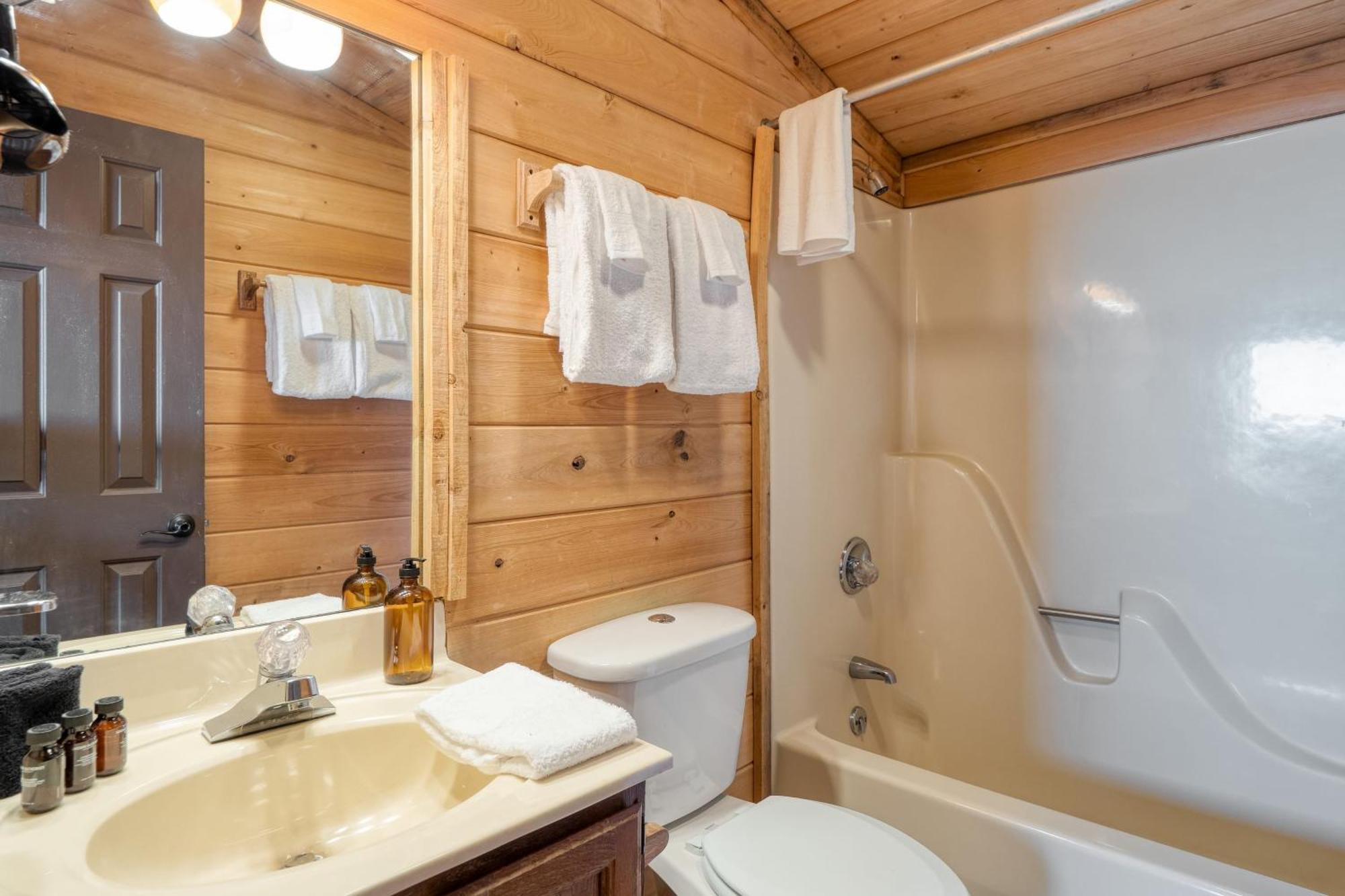 Fontana By Avantstay Gorgeous Mountain Cabin W Views Hot Tub Game Room Гетлинбург Екстериор снимка